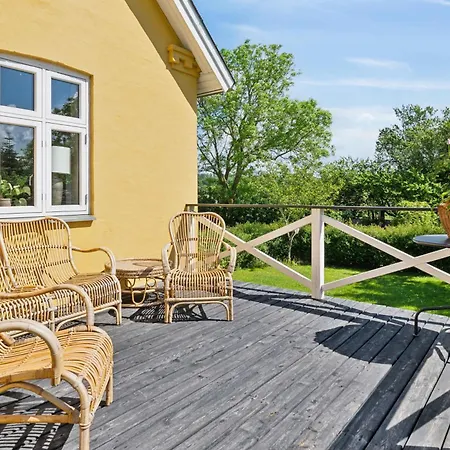 Beautiful Yellow Country By The Water Вилла *