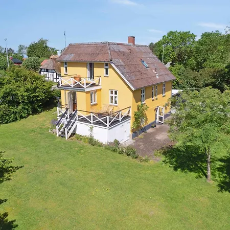 Villa Beautiful Yellow Country By The Water Millinge