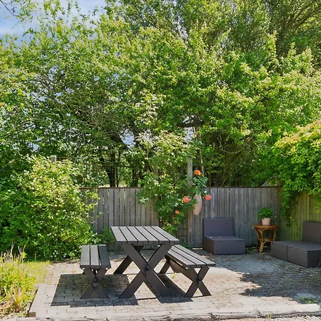Villa Beautiful Yellow Country By The Water Millinge